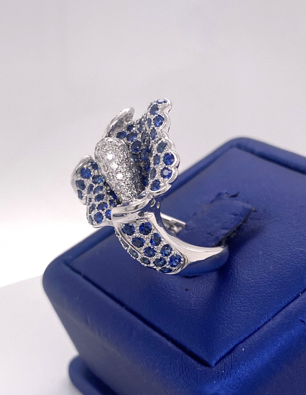 18K White Gold Diamond & Sapphire Flower Design Ring