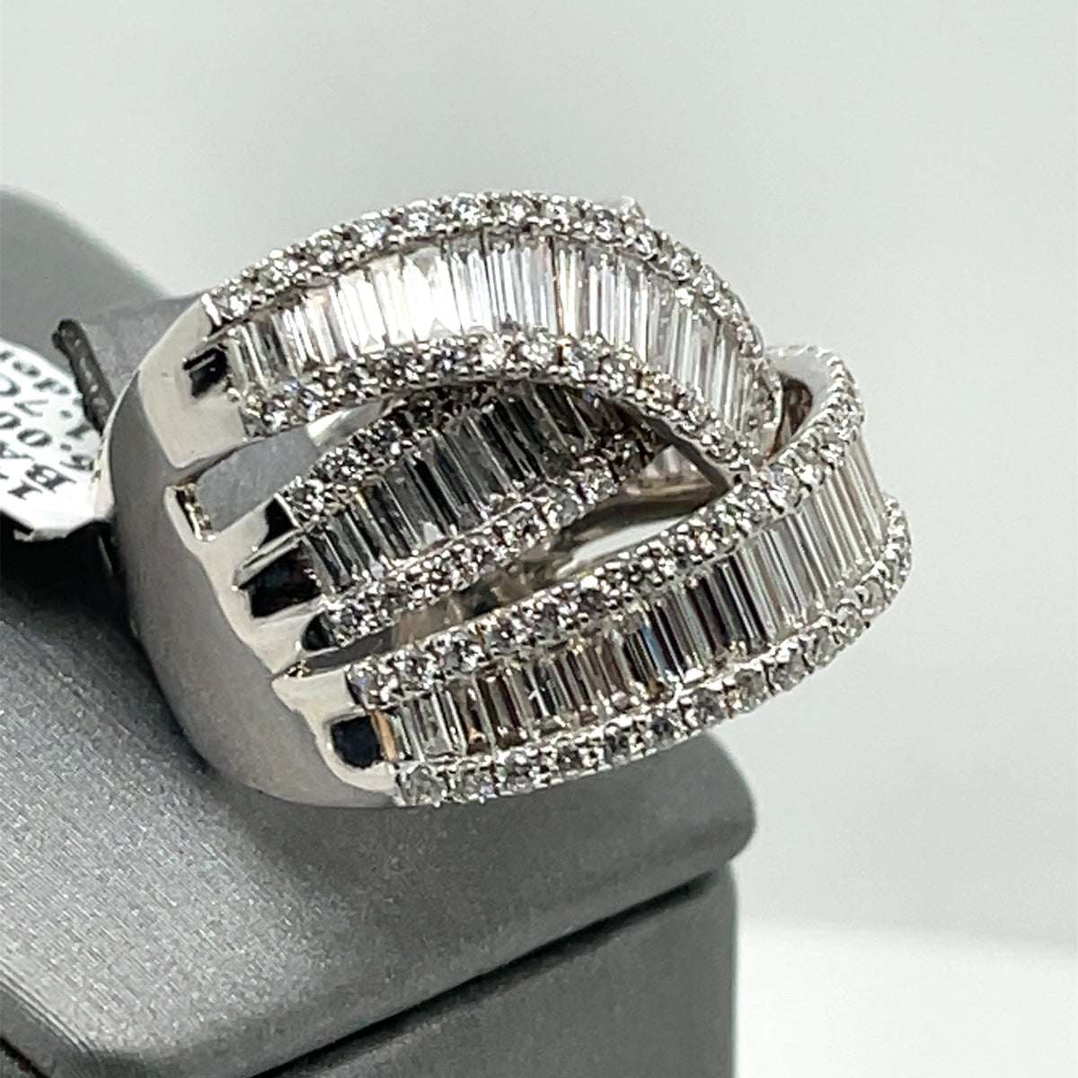 14k White Gold 6.00 CT Baguette & Round Crossover Ring, 11.7gm, size 7.25